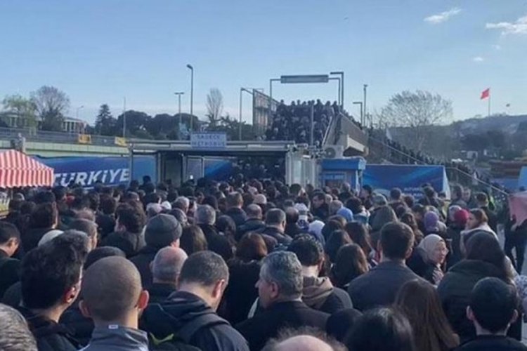 İstanbul'da metrob&uuml;s arızası! Seferler aksadı