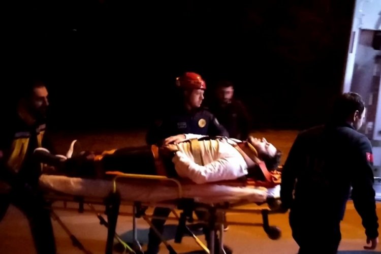 Bursa'da hafif ticari ara&ccedil; ile otomobil &ccedil;arpıştı: 4 yaralı