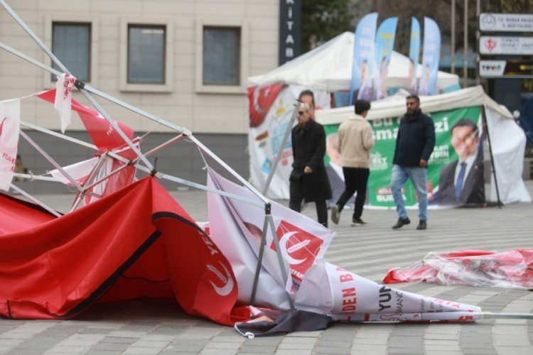 Bursa'da etkili olan fırtına parti stantlarını yerle bir etti