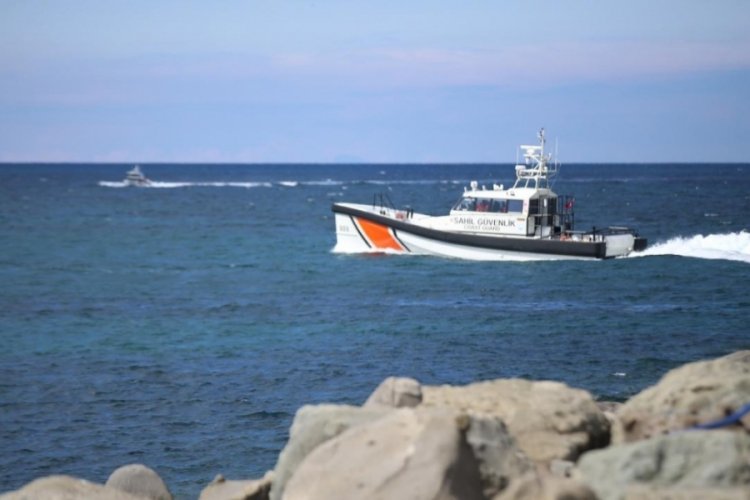 &Ccedil;anakkale'de batan bottaki g&ouml;&ccedil;menleri arama &ccedil;alışmaları s&uuml;r&uuml;yor