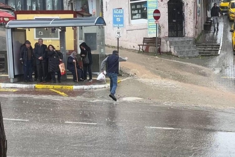 Bandırma'da sağanak yağış ve dolu 10 dakikada hayatı fel&ccedil; etti