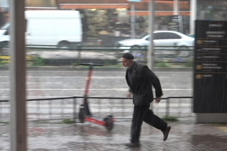 Bursa sağanak yağışa teslim oldu