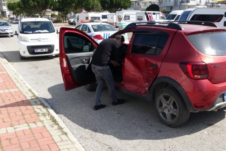Antalya'da iki otomobil &ccedil;arpıştı: 2 kişi yaralandı