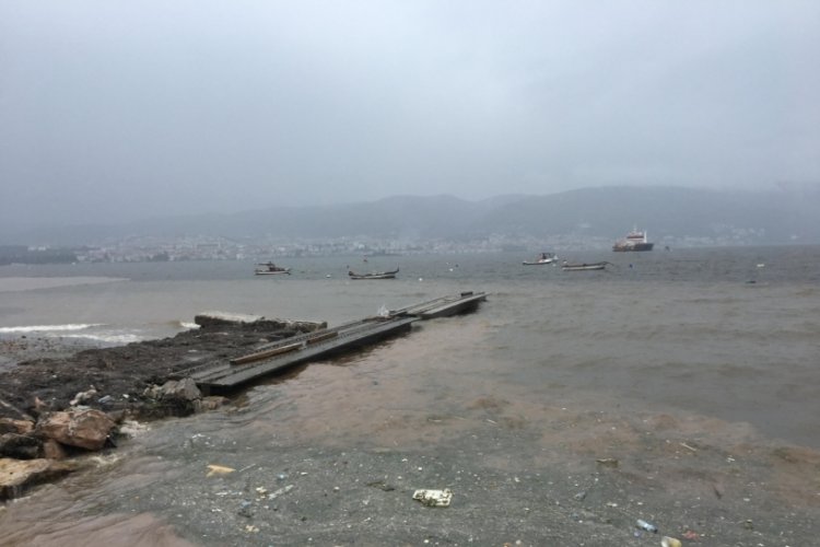 Kocaeli'de fırtına sonrası denizde kirlilik oluştu
