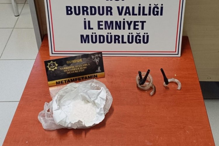 Burdur'da iki &ccedil;ekiciden uyuşturucu &ccedil;ıktı, 4 şahıs tutuklandı