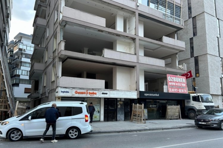 İzmir'de yaşlı adamın başına sıva par&ccedil;aları d&uuml;şt&uuml;