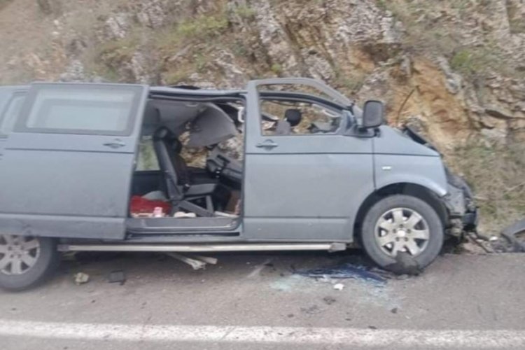 Isparta'da kamyonet minib&uuml;sle &ccedil;arpıştı: 1'i ağır 3 yaralı