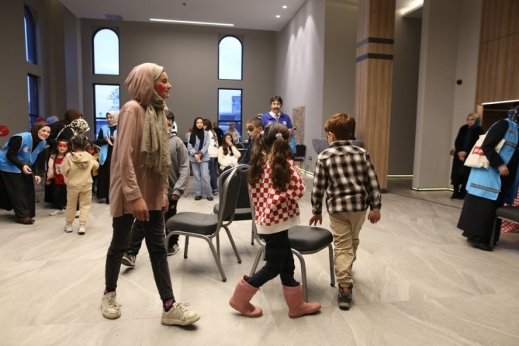 T&uuml;rkiye Diyanet Vakfı, Bursa'da yetim &ccedil;ocuklarla iftar sofrasında bir araya geldi