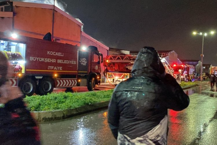Kocaeli'de geri d&ouml;n&uuml;ş&uuml;m deposundaki yangın