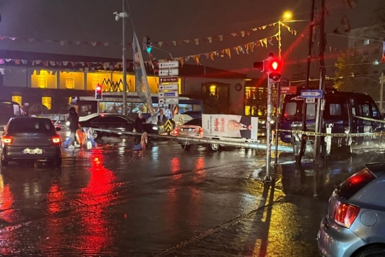 Ankara'da fırtınada aydınlatma direği yola devrildi