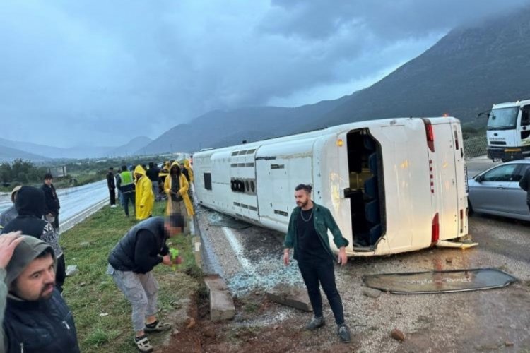 Mersin'de iş&ccedil;i servisi kaza yaptı: 23 yaralı