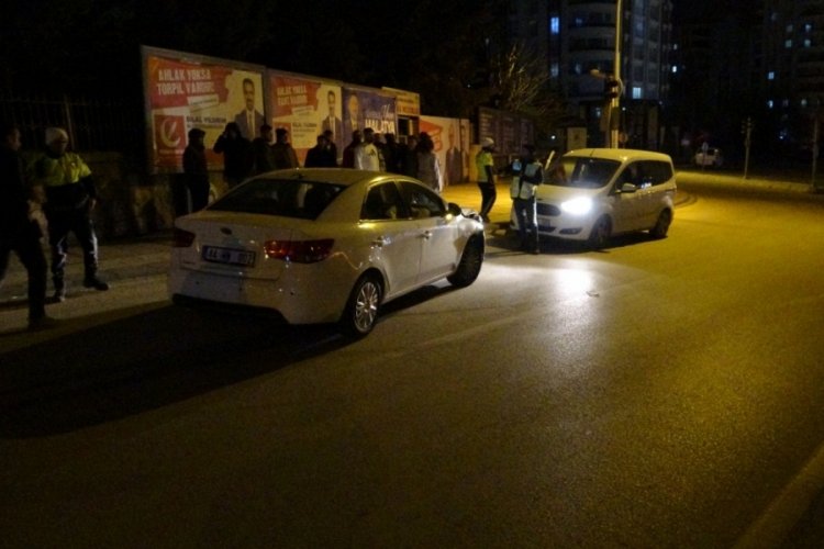 Malatya'da otomobil savrularak kaldırımda y&uuml;r&uuml;yen yayaya &ccedil;arptı