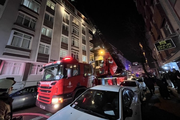 İstanbul'da 6 katlı binanın &ccedil;atısında yangın