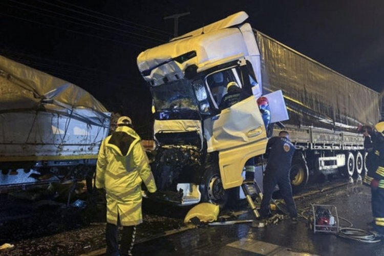 Konya'da 4 TIR birbirine girdi: 1 ölü, 3 yaralı