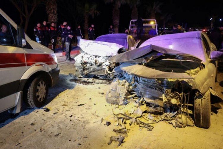 Antalya'da iki otomobil &ccedil;arpıştı: 4 yaralı