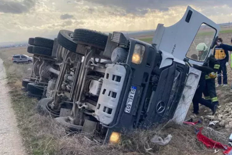 Afyonkarahisar'da beton mikseri devrildi, sürücü öldü!