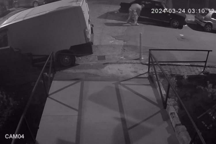 İstanbul'da eline aldığı bı&ccedil;akla ara&ccedil;ların lastiklerini patlattı