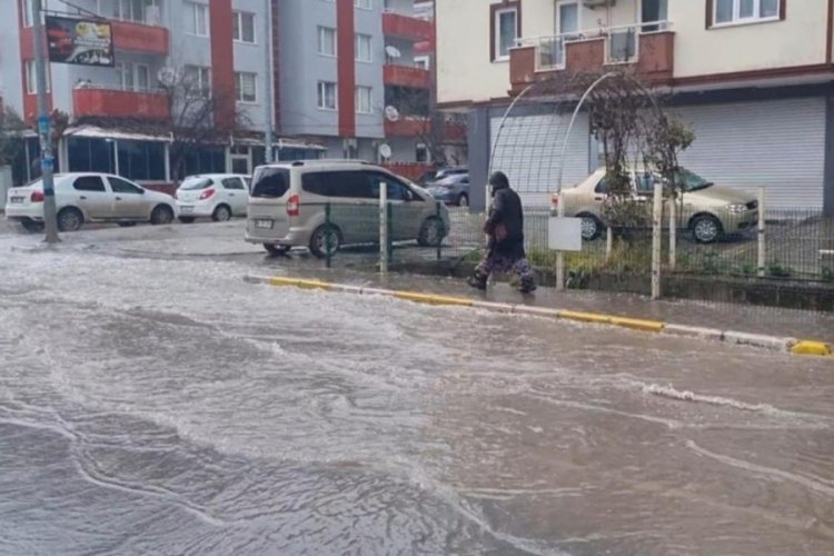 Balıkesir'de yollar g&ouml;le d&ouml;nd&uuml;