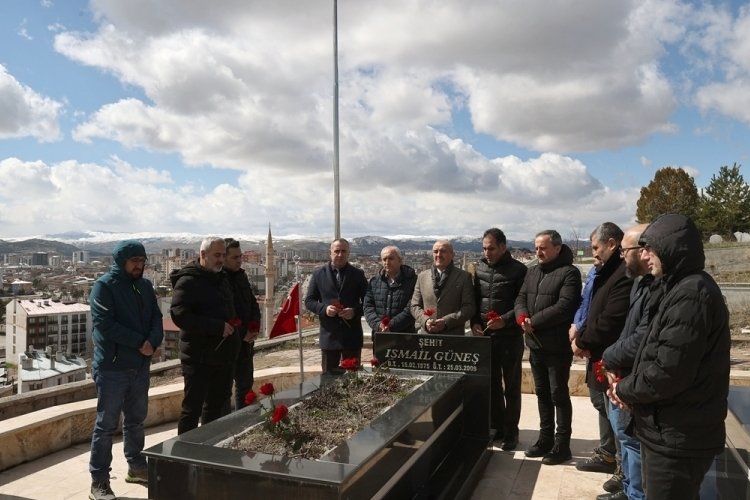 Sivas'ta meslektaşları gazeteci İsmail G&uuml;neş'i kabri başında andı