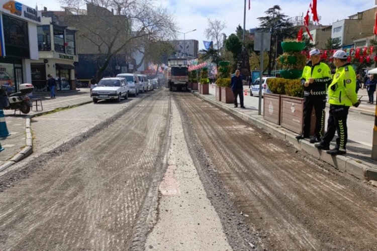 Orhangazi'de ana caddelerin yolları yenileniyor