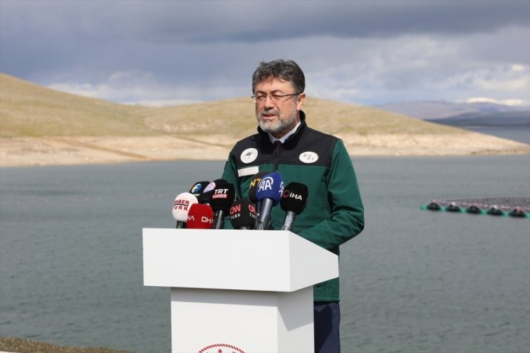 Bakan Yumaklı, Elazığ'da kurulan T&uuml;rkiye'nin ilk y&uuml;zer g&uuml;neş enerjisi santralini inceledi