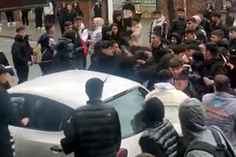 Liseliler arasında bı&ccedil;aklı kavga! Yaralılar var