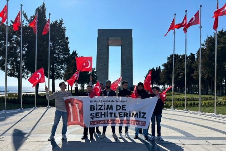 Suriyeli gen&ccedil;ler &Ccedil;anakkale'de şehit olan dedelerini andı