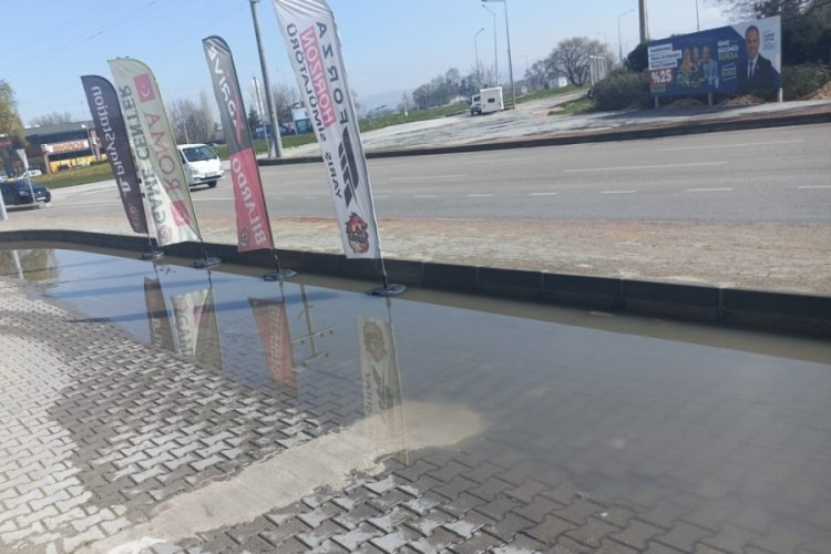 Bursa'da r&ouml;gar kapağı kaldırımın altında kaldı! O yolda &ccedil;ile bitmiyor