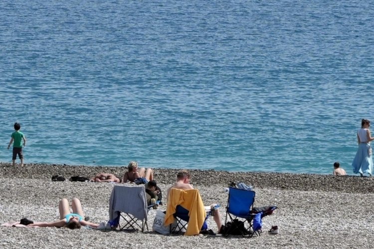Antalya'da yaz erken başladı, d&uuml;nyaca &uuml;nl&uuml; sahil tarla gibi s&uuml;r&uuml;ld&uuml;