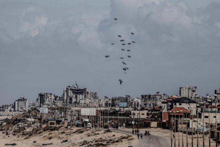 Gazze'de uçaklardan atılan yardım paketleri yüzünden 18 Filistinli hayatını kaybetti