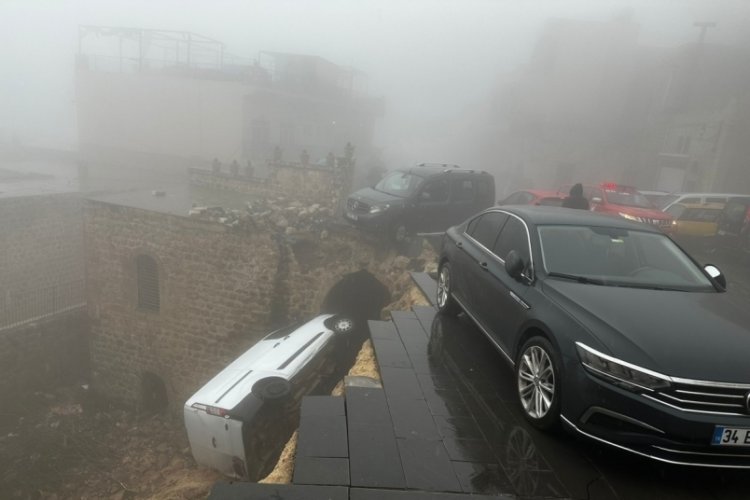 Mardin'de yağış sonrası yol çöktü: 2 araç hasar gördü