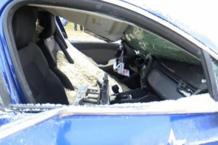 İstanbul'da kaza! Otomobilin &uuml;zerine tuz d&ouml;k&uuml;ld&uuml;