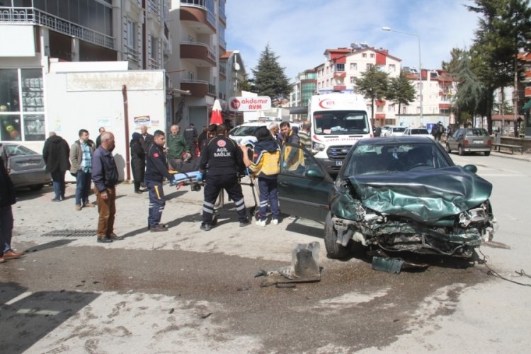 Konya'da 2 otomobil &ccedil;arpıştı: 3 yaralı