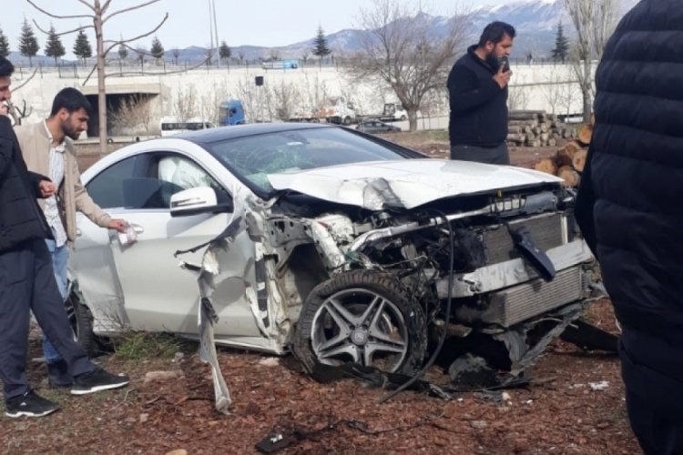 Isparta'da aydınlatma direğine &ccedil;arpan l&uuml;ks otomobil kullanılamaz hale geldi