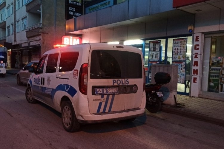 Samsun'da bir kişi tartıştığı market m&uuml;d&uuml;r&uuml;n&uuml; bı&ccedil;akladı