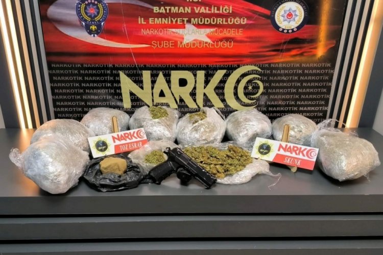 Batman'da polis ekiplerinden ka&ccedil;an ara&ccedil;tan atılan kutudan uyuşturucu &ccedil;ıktı