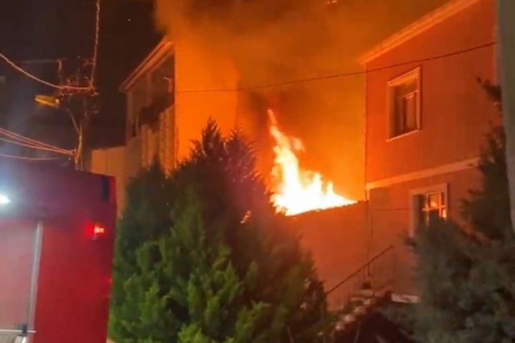 İstanbul'da bir ev alev alev yandı