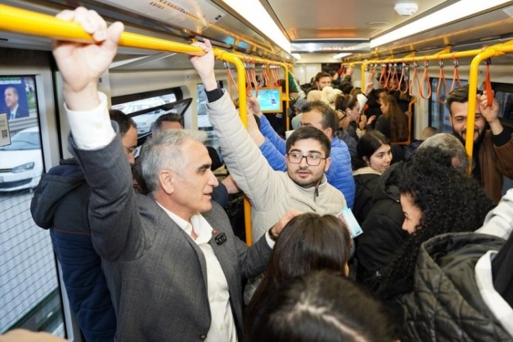 Celil &Ccedil;olak metroda vatandaşla bir araya geldi