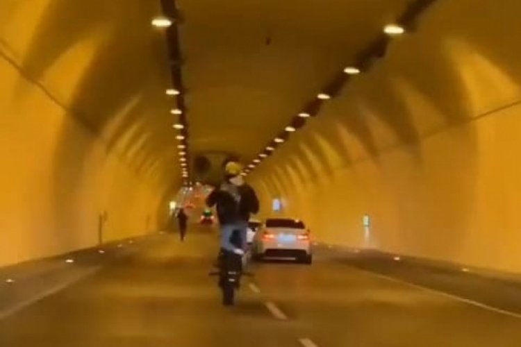 İstanbul'da motosikletinin tehlikeli yolculuğu başka yolcunun kamerasına yansıdı