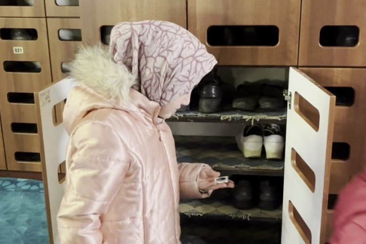 Erzurum'da &ccedil;ocuklara teravihte &ccedil;ikolata s&uuml;rprizi