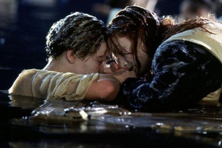Titanic'teki meşhur 'yüzen kapı' rekor fiyata satıldı!