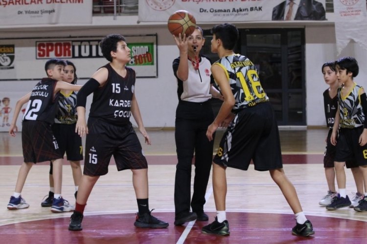 Okullararası basketbol grup ma&ccedil;ları, Sivas'ta s&uuml;r&uuml;yor