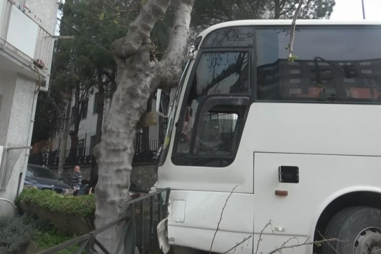 Bursa'da freni patlayan otobüs önce ağaca ve kamyonete, sonra evin duvarına çarptı