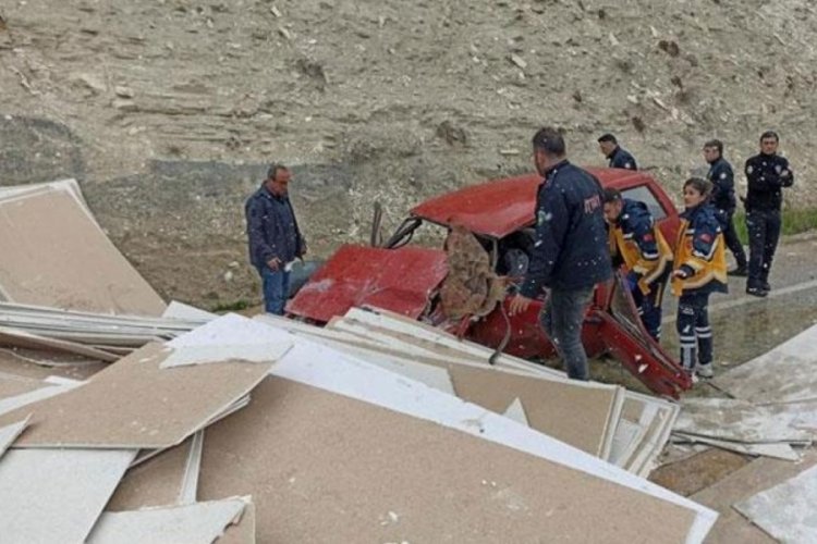 Kayseri-Malatya karayolunda tırın &uuml;zerindeki al&ccedil;ıpanlar otomobilin &uuml;zerine devrildi! 1 &ouml;l&uuml;