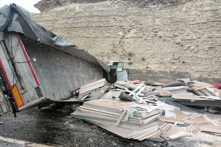 Sivas'ta tırdan d&uuml;şen y&uuml;k&uuml;n altında kalan otomobildeki s&uuml;r&uuml;c&uuml; &ouml;ld&uuml;
