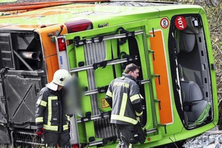 Almanya'da otobüs devrildi! Ölü ve yaralılar var