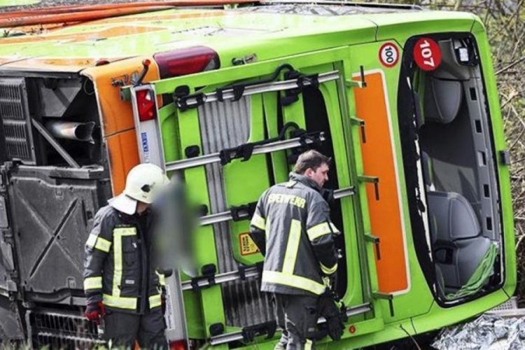 Almanya'da otob&uuml;s devrildi! &Ouml;l&uuml; ve yaralılar var