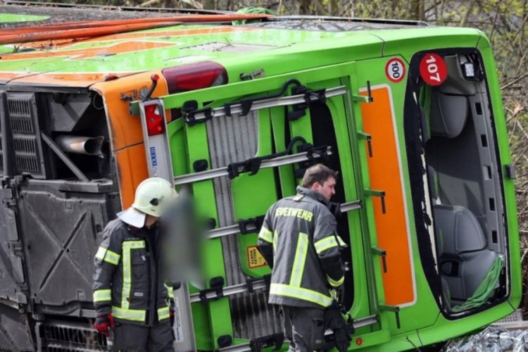 Alman otoyolunda otob&uuml;s kazası: 5 kişi hayatını kaybetti