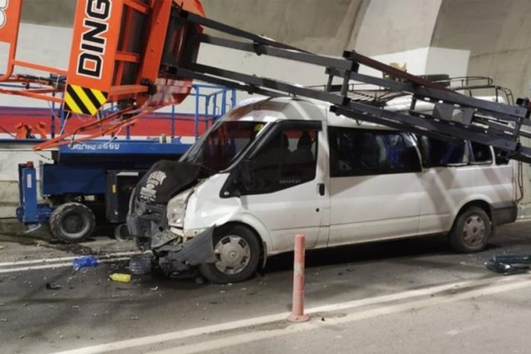 Artvin'de yolcu minib&uuml;s&uuml; t&uuml;nelde kaza yaptı: 7 yaralı