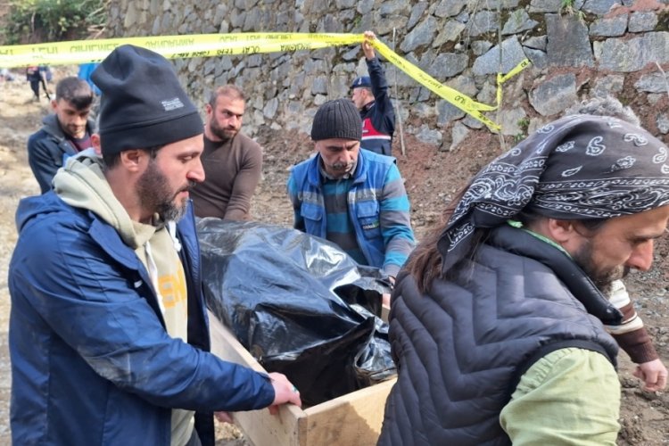 Trabzon'da g&ouml;&ccedil;&uuml;k altından &ccedil;ıkartılan iş&ccedil;ilerin cansız bedenleri Adli Tıp Kurumu'na g&ouml;nderildi